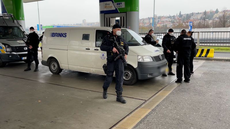 Manévry v Praze. Policisté se samopaly vyrazili k autu se zamčenými lidmi
